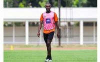 Aksi Legenda Barcelona Eric Abidal di Stadion Madya