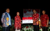 Mensos Risma Salurkan Bantuan Pemberdayaan Masyarakat Kabupaten Biak Numfor