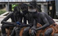 Potret Warga Suku Asmat Menggunakan Telepon Pintar