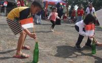 Keseruan Lomba Memasukkan Bendera ke Dalam Botol