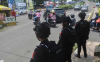 Personel Brimob Amankan Jalur Wisata Puncak Bogor