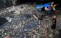 Anak-Anak di Kota Ternate Bermain di Antara Tumpukan Sampah Rumah Tangga