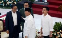 Momen Prabowo Subianto Salami Anies Baswedan saat Penetapan Presiden dan Wakil Presiden Terpilih di KPU