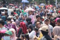 Warga Antusias Saksikan Upacara HUT ke-80 TNI di Monas