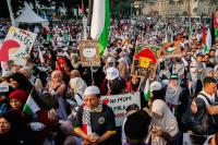Ribuan Massa Padati Patung Kuda Gelar Aksi Bertajuk Stop Genocide dan Free Palestine