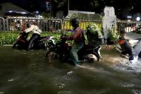 Banjir Lumpuhkan Jalan Tendean, Warga Rela Basah Kuyup Dorong Kendaraan