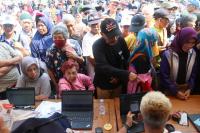 Antrean Panjang Lansia saat Pendaftaran Kartu Layanan Gratis di CFD Jakarta