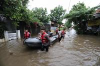 Banjir Rendam 13 RT di Jakarta Selatan, Polisi Sigap Evakuasi Warga