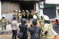 Evakuasi Jenazah Korban Kebakaran Gedung Terra Drone yang Tewaskan 22 Orang