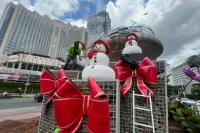Petugas Percantik Bundaran HI dengan Ornamen Natal