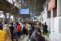 Jelang Nataru, Arus Pemudik Kereta Api Padati Stasiun Pasar Senen