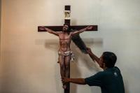 Petugas Rapikan Altar, Gereja Katedral Jakarta Siap Sambut Natal 2025