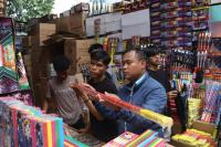 Jelang Pergantian Tahun, Pernak-Pernik Tahun Baru Laris di Pasar Asemka