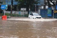 Genangan Air Lumpuhkan Aktivitas di Ancol