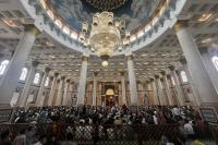 Libur Isra Mikraj, Jemaah Padati Masjid Kubah Emas Depok