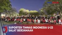 Momen Suporter Timnas Indonesia U-23 Salat Berjamaah Sebelum dan Setelah Lawan Australia
