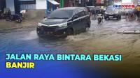Pemotor Nekat Menerobos Meski Jalan Raya Bintara Bekasi Banjir
