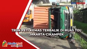 Truk Peti Kemas Terbalik di Ruas Tol Jakarta-Cikampek