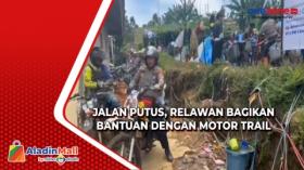 Jalan Terputus, Relawan Bagikan Bantuan dengan Motor Trail di Cianjur