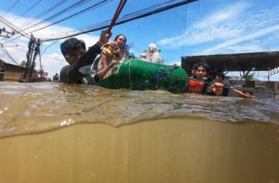 banjir-rendam-makassar-tim-sar-evakuasi-warga