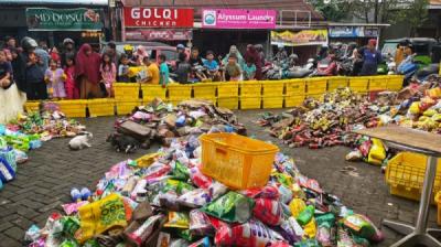 Banjir Rendam Alfamart di Makassar, Ratusan Barang Dagangan Terdampak