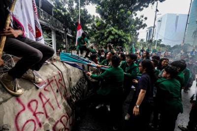 Aksi Demo Mahasiswa Indonesia Gelap di Patung Kuda