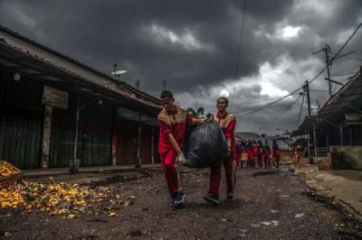 Potret Siswa Bersihkan Sampah Pasar Peringati Hari Peduli Sampah Nasional