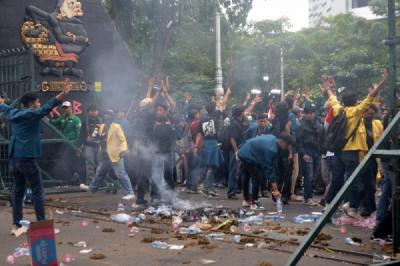 Tolak Efisiensi Anggaran, Mahasiswa Semarang Buang Kotoran Sapi di Gerbang DPRD Jateng