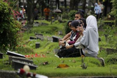 menjelang-ramadan-tpu-karet-bivak-dipenuhi-peziarah-untuk-berdoa-dan-bersih-bersih-makam