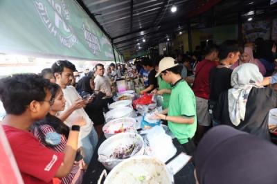 antusias-warga-berburu-takjil-di-pasar-ramadhan-benhil