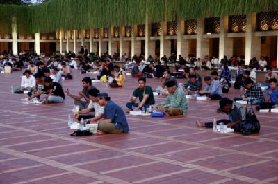 kehangatan-ramadhan-ribuan-umat-menanti-berbuka-puasa-di-masjid-istiqlal