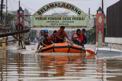 penampakan-perumahan-pondok-gede-permai-terendam-banjir-setinggi-4-meter