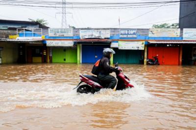 terendam-banjir-akses-jalan-jati-mekar-bekasi-terganggu