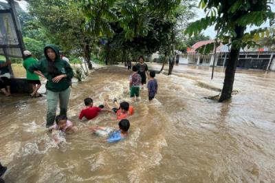 banjir-kali-pesanggrahan-meluap-akses-terputus-warga-terisolasi