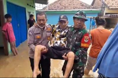 Tanpa Kenal Lelah, Personel Kodim 0507/Bekasi Bantu Evakuasi Korban Banjir