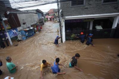 Banjir Kepung Rawajati, Luapan Sungai Ciliwung Rendam Permukiman Hingga 3 Meter