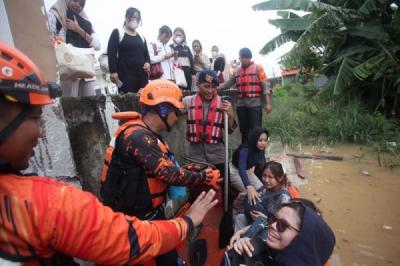 Petugas Evakuasi Warga Terdampak Banjir di Jakarta Selatan