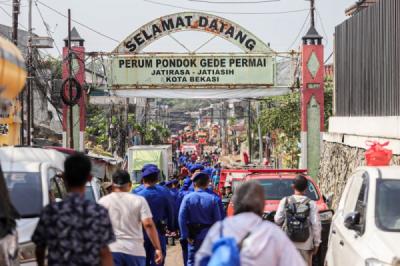 Banjir Setinggi 5 Meter Surut di Pondok Gede Permai, Warga Mulai Bersihkan Sisa Lumpur