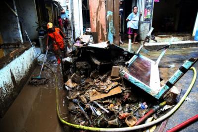 Banjir Surut, Warga Kalibata-Cililitan Bergegas Bersihkan Sisa Lumpur