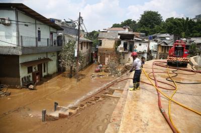 Pasca Banjir, Petugas Gabungan dan Warga Rawajati Bahu-Membahu Bersihkan Lumpur