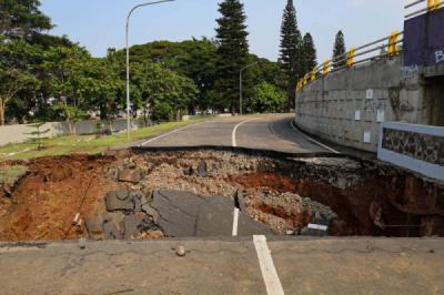 jembatan-perumahan-kemang-pratama-ambles-diterjang-banjir-bekasi