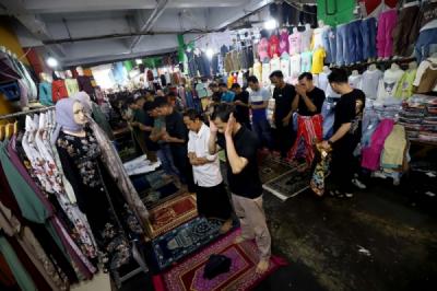 Shalat Jumat Perdana Ramadan di Tanah Abang, Jamaah Tumpah Ruah hingga Lorong Kios