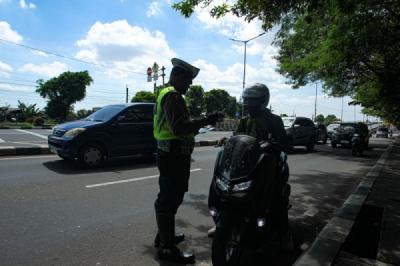 polisi-tilang-pengendara-motor-nekat-lawan-arah-di-jakarta-timur