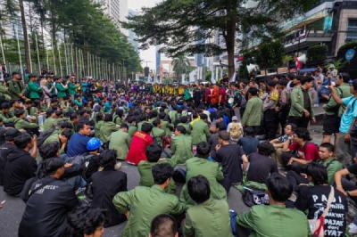 demo-mahasiswa-tuntut-pendidikan-gratis-di-depan-gedung-kemendiktisaintek