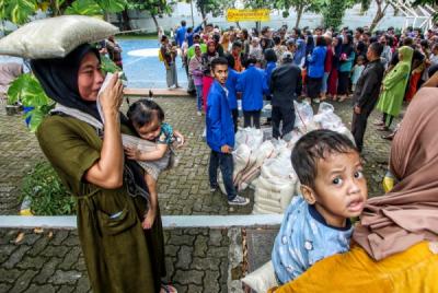 warga-antre-sembako-murah-di-universitas-esa-unggul-mahasiswa-gelar-aksi-peduli-sesama