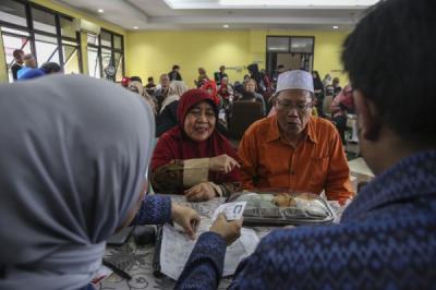 Pemprov DKI Berlakukan Transportasi Gratis, Lansia Ramai-Ramai Urus Kartu Layanan Gratis