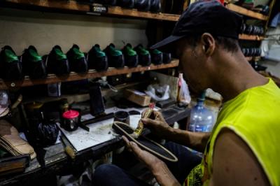Melihat UMKM Pembuat Sepatu Kulit di Jakarta Timur