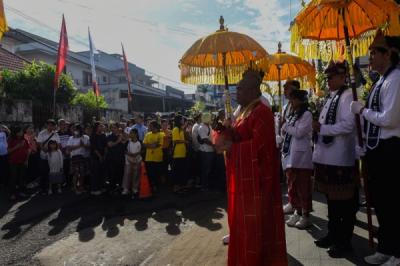 potret-pradaksina-tri-suci-waisak-2025-di-palembang