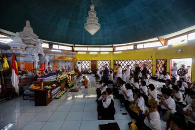 prosesi-puja-bakti-peringati-waisak-2569-di-jakarta