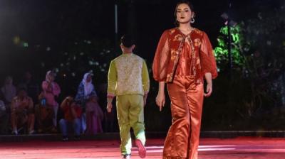 potret-fashion-show-wastra-sumsel-di-festival-sriwijaya-xxxiii